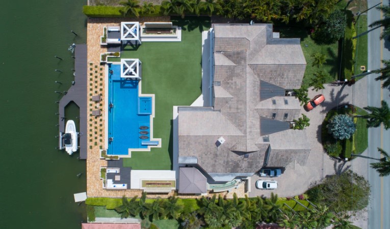 Elizabeth Taylor’s Former Beverly Hills Home Gets a $4M Price Cut