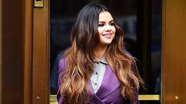 Selena Gomez Goes Makeup-Free & ShowsOff Natural Hair While Signing Copies OfNew Album ‘Rare’